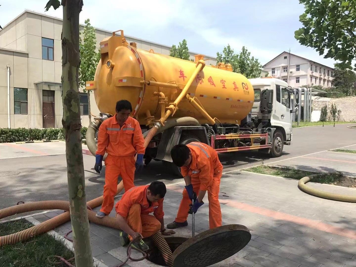 凤城管道疏通车停在窨井附近