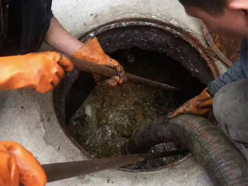 凤城清理化粪池时如何避免沼气的危害？